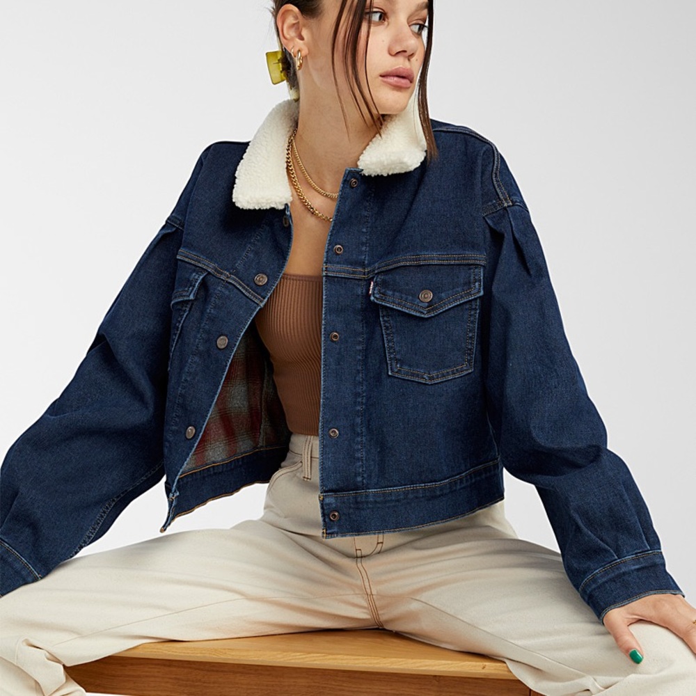 LEVI’S Cropped Sherpa Collar lined jean jacket